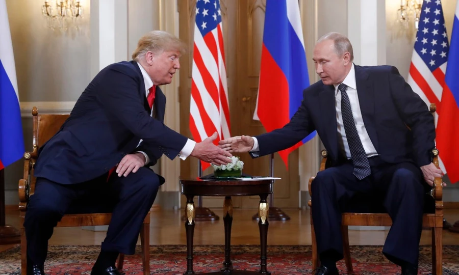 Tổng thống Mỹ Donald Trump và Tổng thống Nga Vladimir Putin bắt tay nhau ở hội nghị thượng đỉnh Hội đồng Bắc Cực tại Phần Lan, ngày 16 tháng 7 năm 2018.