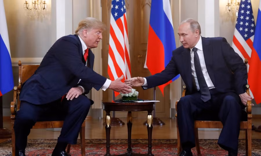 Tổng thống Mỹ Donald Trump và Tổng thống Nga Vladimir Putin bắt tay nhau ở hội nghị thượng đỉnh Hội đồng Bắc Cực tại Phần Lan, ngày 16 tháng 7 năm 2018.