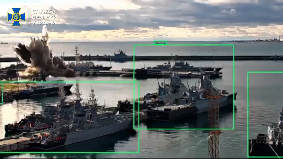 Hình ảnh Sub Sea Baby tấn công tàu ngầm Nga.