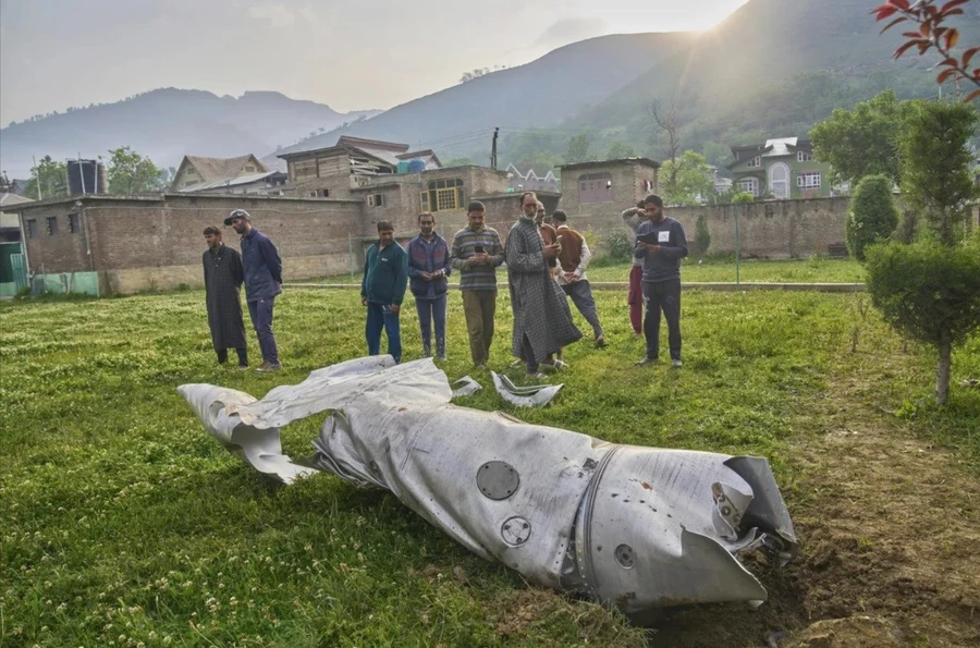 Mảnh vỡ một chiếc máy bay trong khuôn viên của nhà thờ Hồi giáo ở Pampore, thuộc vùng Kashmir do Ấn Độ kiểm soát.