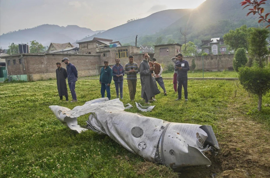 Mảnh vỡ một chiếc máy bay trong khuôn viên của nhà thờ Hồi giáo ở Pampore, thuộc vùng Kashmir do Ấn Độ kiểm soát.