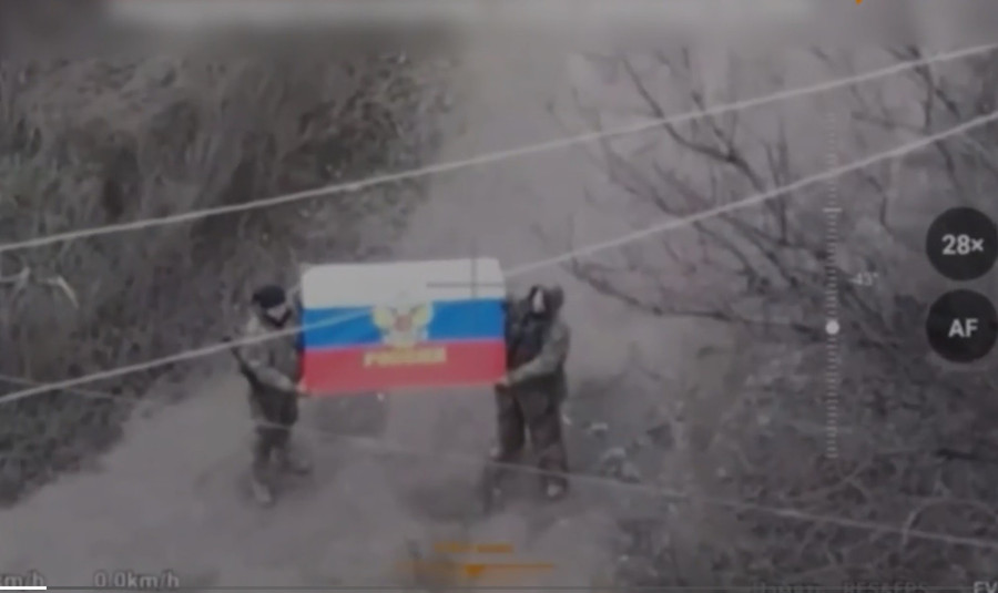 Quốc kỳ Nga được nâng cao tại Seversk.