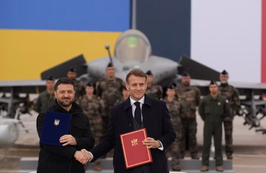 Tổng thống Pháp Macron và Tổng thống Ukraine Zelensky sau khi ký thỏa thuận tại căn cứ Villacoublay ngày 17 tháng 11.