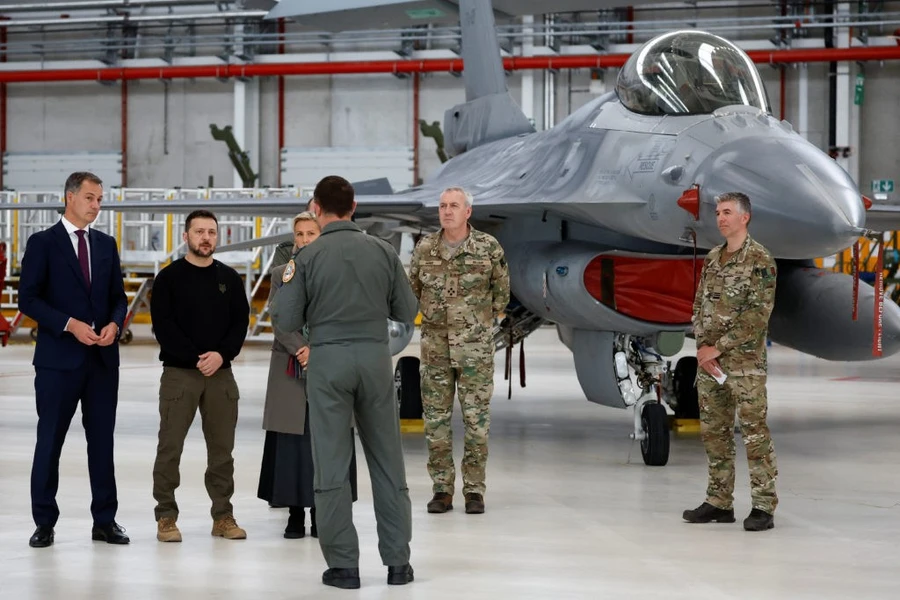 Tiêm kích F-16.