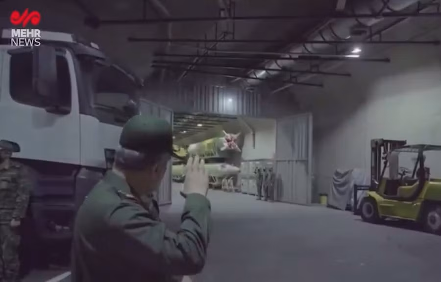 Tên lửa đạn đạo trong căn cứ ngầm của Iran.