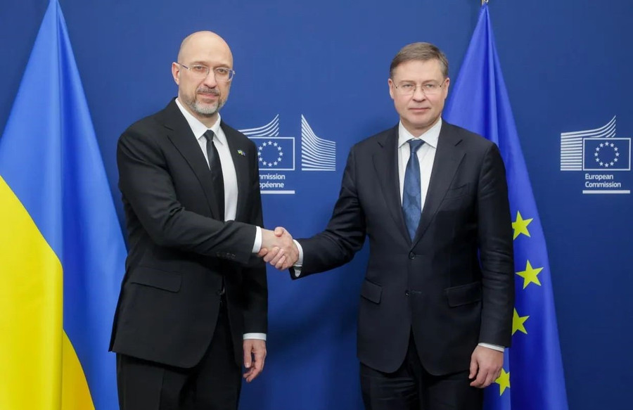 Thủ tướng Ukraine Denys Shmyhal và Phó Chủ tịch Ủy ban châu Âu Valdis Dombrovskis.