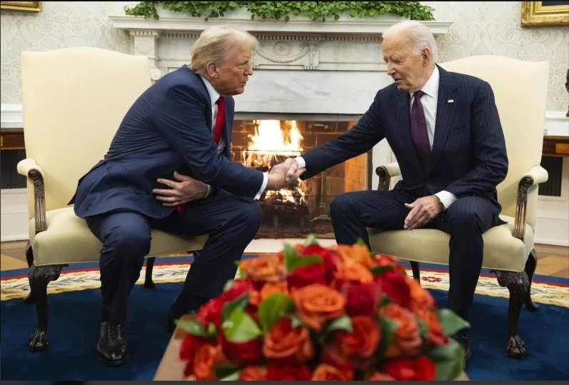 Tổng thống Biden gặp Tổng thống đắc cử Trump tại phòng Bầu dục ở Nhà Trắng.