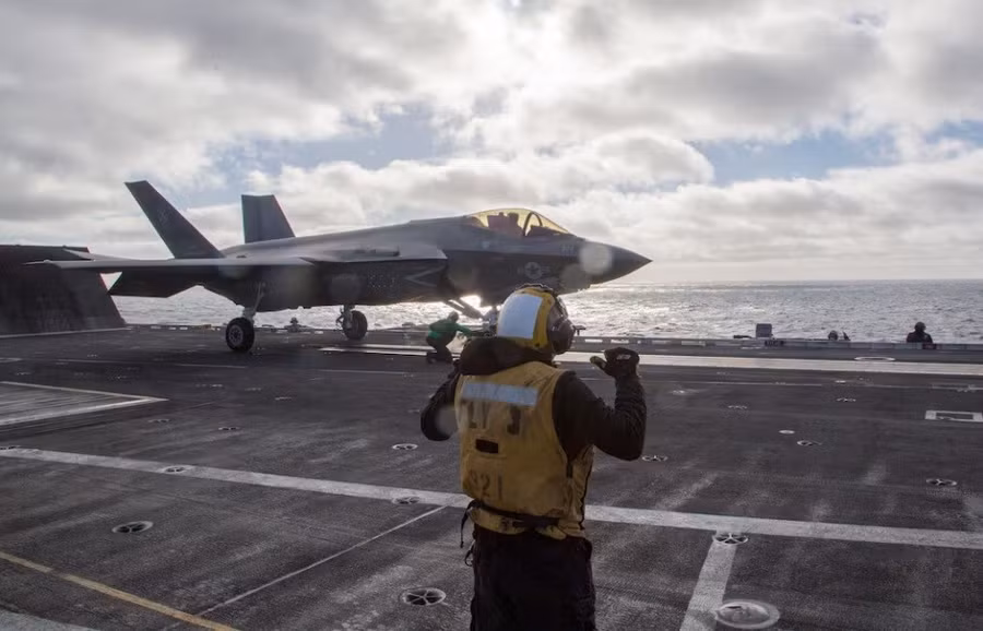 Tiêm kích F-35C trên tàu sân bay Mỹ.