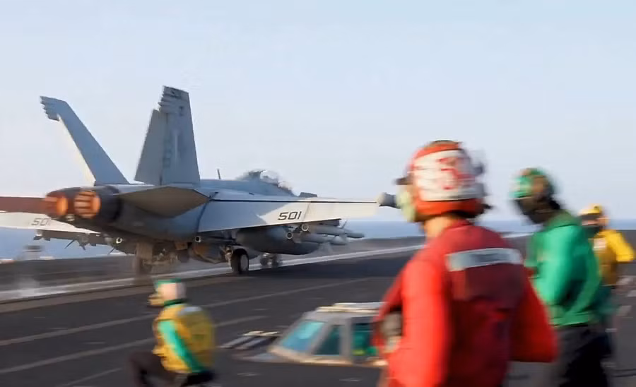 Máy bay EA-18G mang theo 4 tên lửa chống radar AGM-88 cất cánh từ tàu sân bay USS Harry S. Truman.
