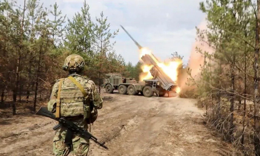 Pháo binh Nga tấn công lực lượng Ukraine tại Kursk.