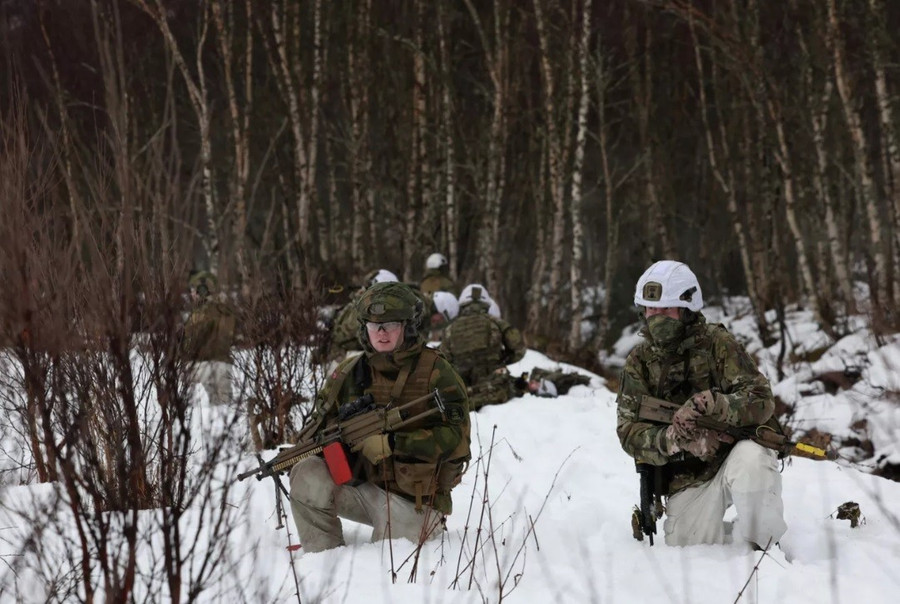 Binh sĩ Na Uy và Anh tham gia cuộc tập trận Cold Response 2026 tại Na Uy.