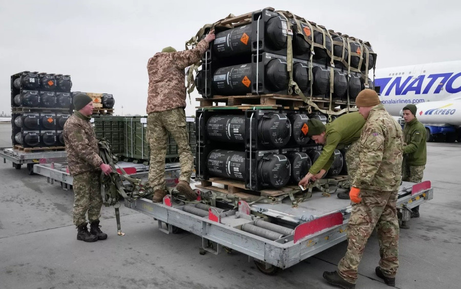 Ukraine tiếp nhận vũ khí Mỹ viện trợ.