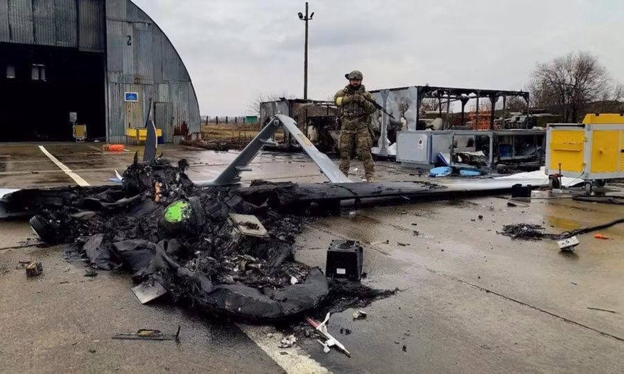 Một chiếc Bayraktar TB2 bị Nga bắn rơi.