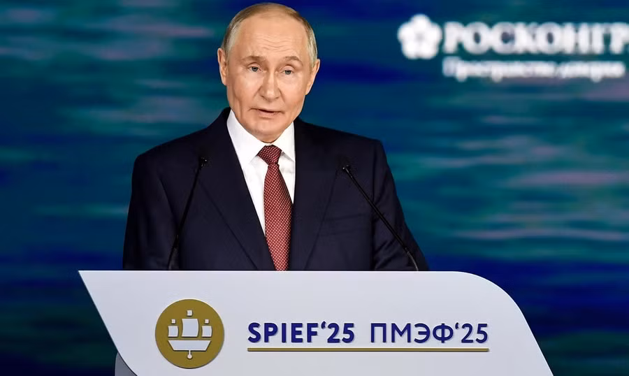 Tổng thống Nga Vladimir Putin phát biểu tại Diễn đàn Kinh tế Quốc tế St. Petersburg.