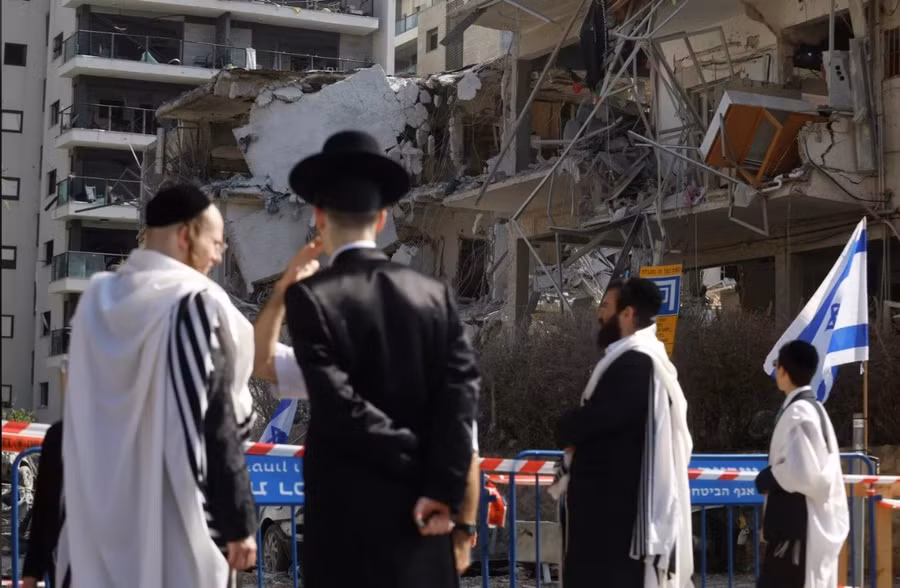 Mục tiêu quân sự Israel bị tên lửa Iran đánh trúng.