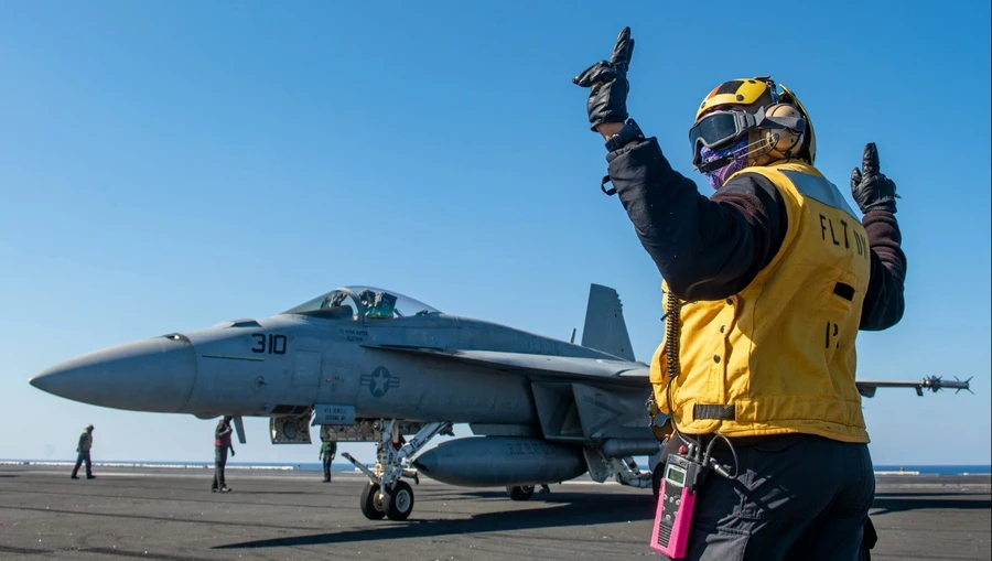 Tiêm kích F/A-18E Super Hornet chuẩn bị cất cánh từ tàu sân bay USS Harry S. Truman.