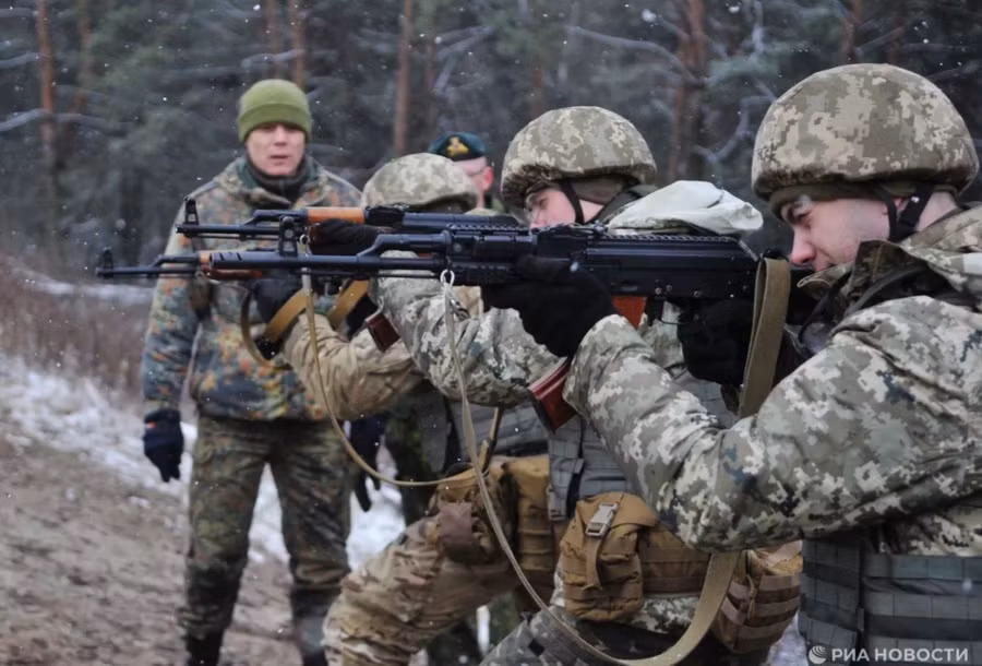 Huấn luyện quân sự Ukraine tại thao trường Yavoriv.