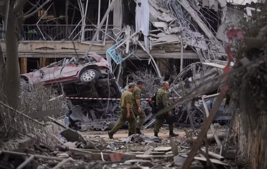 Hiện trường đổ nát tại Israel sau khi trúng tên lửa Iran.