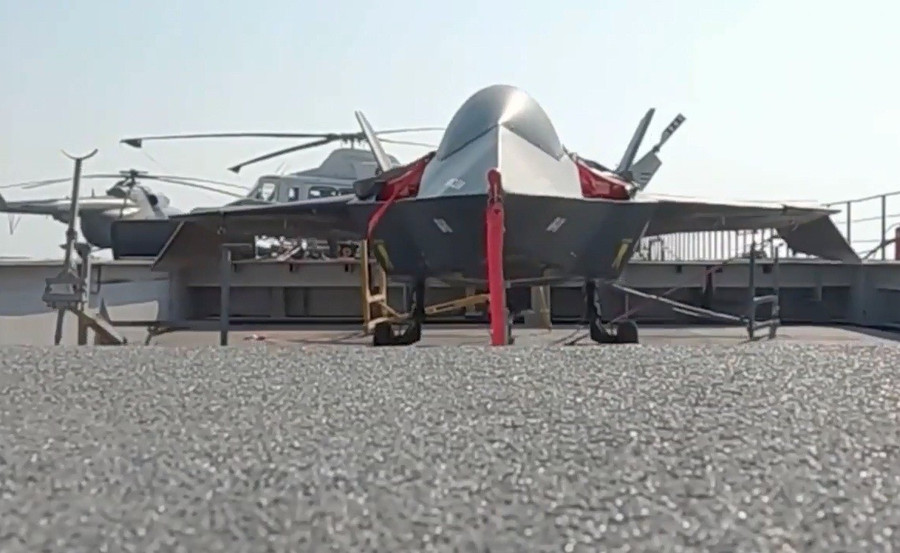 UAV tàng hình JAS-313 trên tàu sân bay Shahid Bagheri.