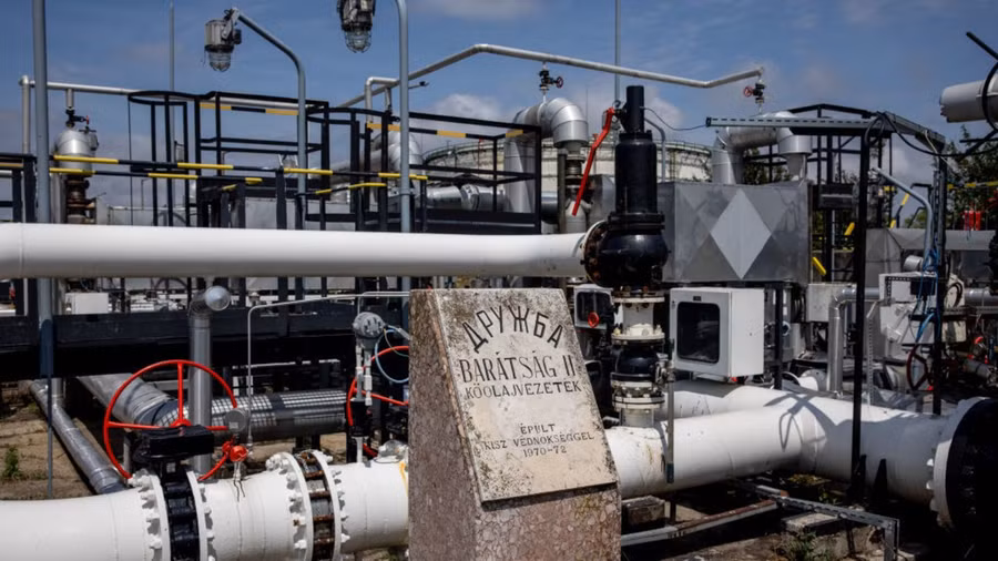 Bia đá được dựng lên để tưởng nhớ đường ống dẫn dầu thô Druzhba tại một nhà máy lọc dầu ở Hungary.