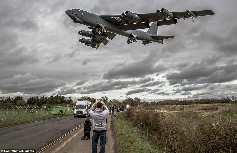 Máy bay ném bom B-52 Stratofortress của Mỹ hạ cánh xuống căn cứ Fairford tại Anh.