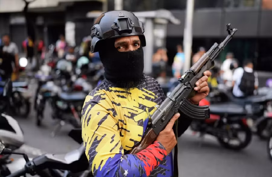 Người biểu tình có vũ trang yêu cầu Mỹ trả tự do cho Tổng thống Maduro.