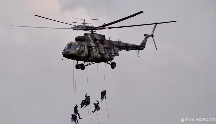 Binh sĩ đổ bộ từ trực thăng Nga trong cuộc tập trận.