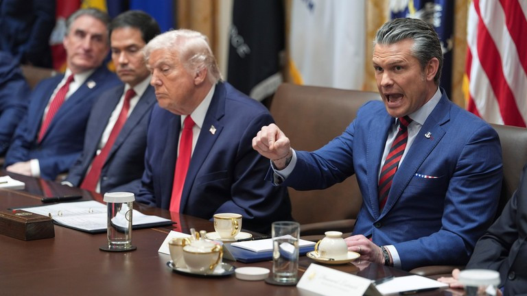 Bộ trưởng Chiến tranh Mỹ Pete Hegseth trong một cuộc họp cùng Tổng thống Trump.