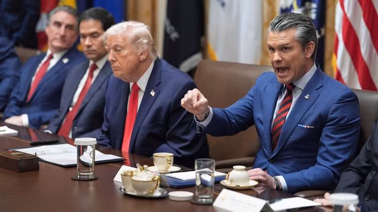 Bộ trưởng Chiến tranh Mỹ Pete Hegseth trong một cuộc họp cùng Tổng thống Trump.