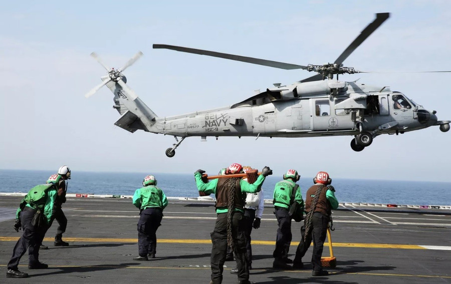 Trực thăng MH-60 trên tàu sân bay Mỹ.