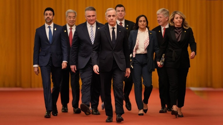 Thủ tướng Canada Mark Carney (giữa) trong chuyến thăm Trung Quốc.