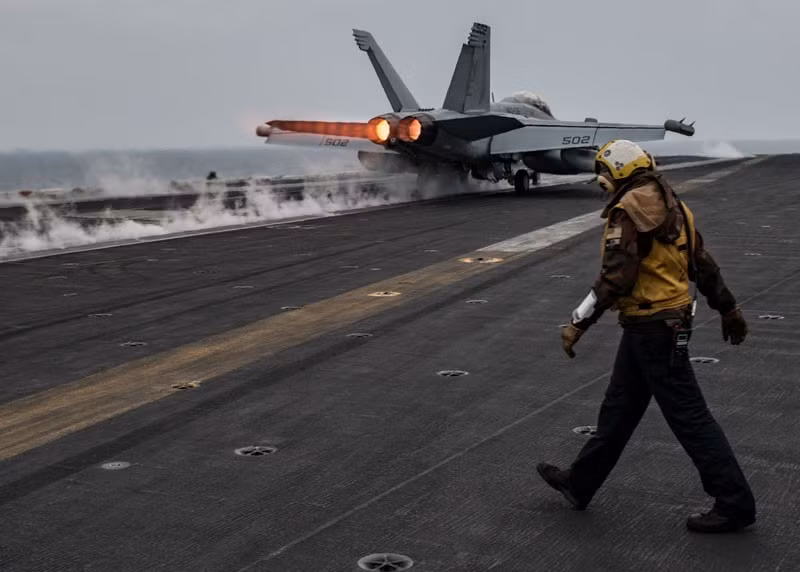 Tiêm kích F/A-18 cất cánh từ tàu sân bay USS Carl Vinson.