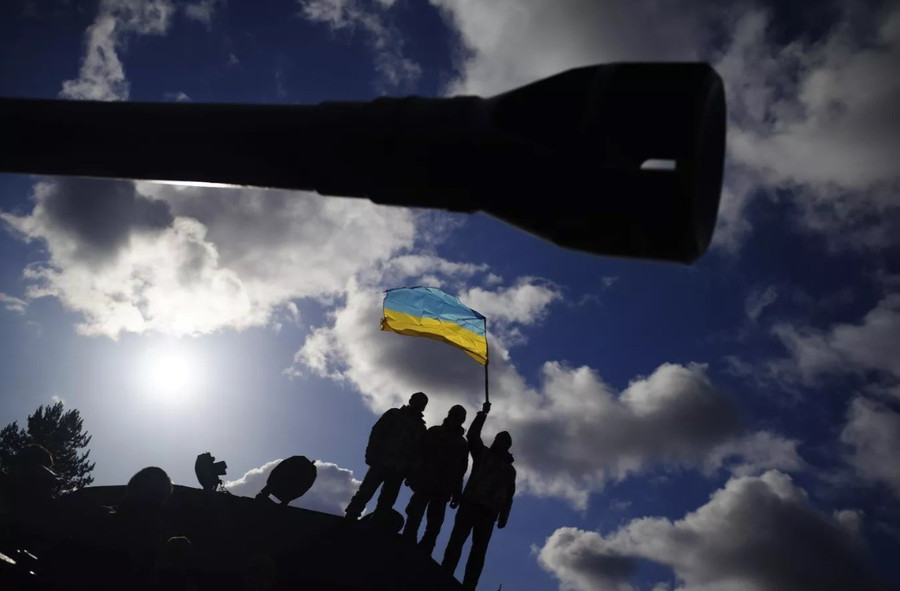 Binh sĩ Ukraine huấn luyện cùng xe tăng Challenger 2 của Anh.