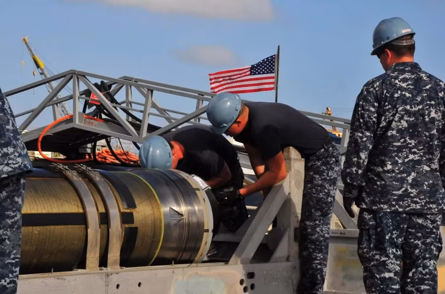 Nạp tên lửa hành trình Tomahawk cho chiến hạm.