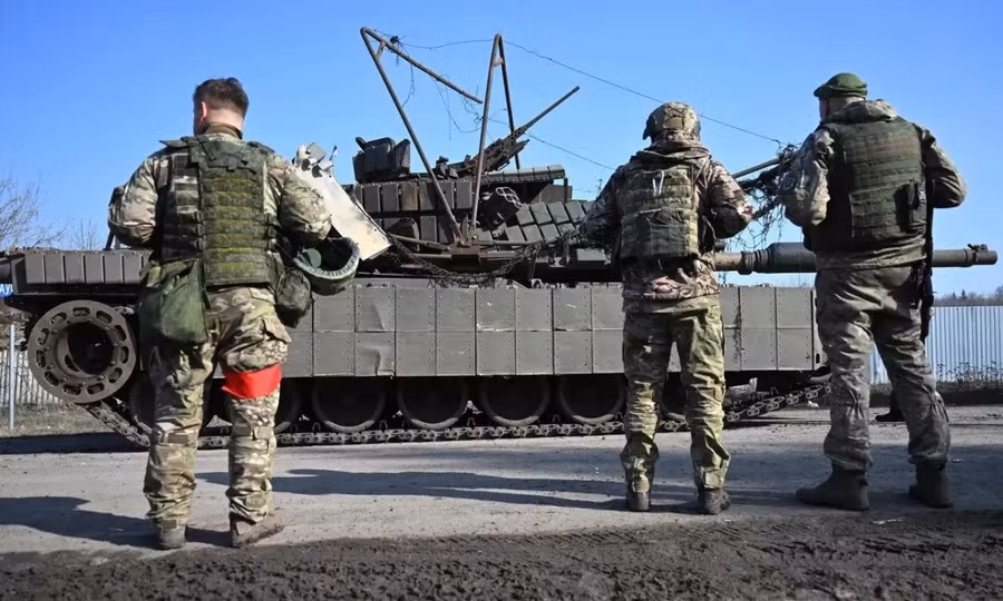 Binh sĩ Nga thu giữ xe tăng Abrams tại Kursk.