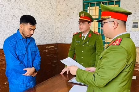 Cơ quan điều tra tống đạt quyết định khởi tố bị can và lệnh tạm giam cho bị can Đỗ Như Trường.
