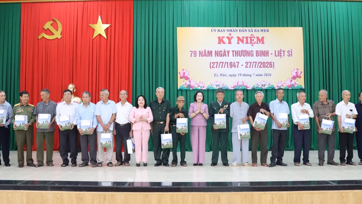 Phó Chủ tịch Quốc hội Nguyễn Thị Thanh tặng quà cho các gia đình chính sách. (Ảnh: CL)
