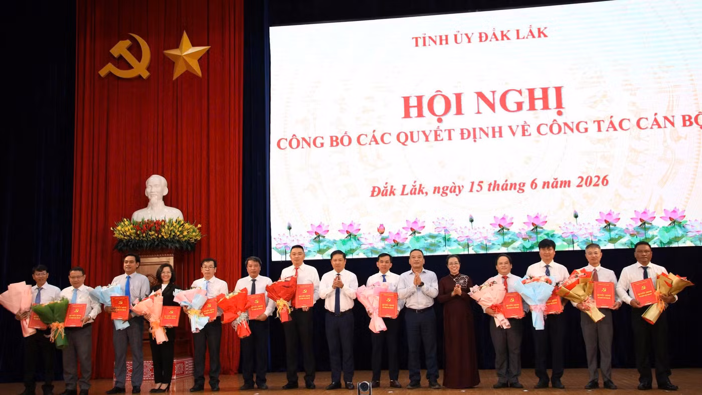 Bí thư Tỉnh ủy Đắk Lắk Lương Nguyễn Minh Triết trao quyết định, tặng hoa chúc mừng tân lãnh đạo các sở, ngành. (Ảnh: TH)