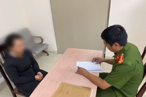 Cô gái trẻ hoang báo bị cướp tài sản - (Ảnh: CAHN).