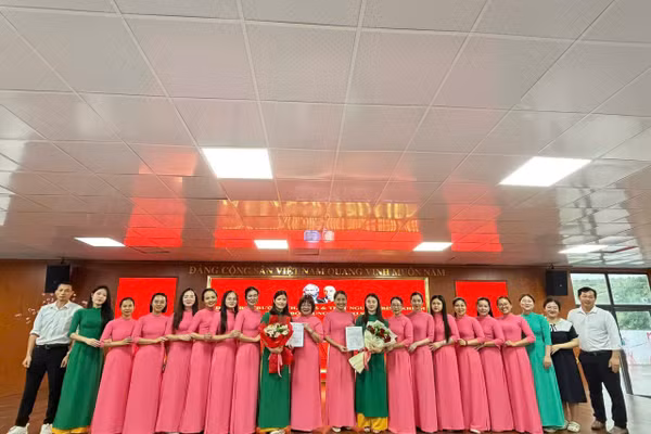 Kết nạp đảng viên mới tại Trường liên cấp Nguyễn Bỉnh Khiêm.