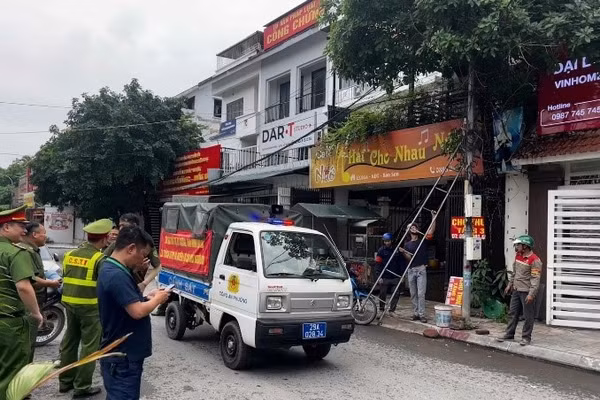 Công an Phường Tây Mỗ xử lý vi phạm lòng đường, vỉa hè.