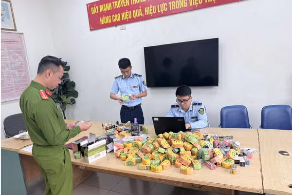 Cơ quan chức năng bắt giữ thuốc lá điện tử.(Ảnh: QLTT Hà Nội).
