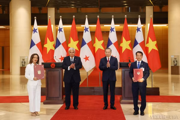 Lễ ký biên bản ghi nhớ hợp tác giữa Trường Đại học Hàng hải Việt Nam và Trường Đại học Hàng hải Quốc tế Panama - (Ảnh: TTXVN).