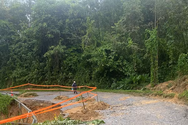 Sạt lở do mưa lớn tại nhiều tuyến đường.