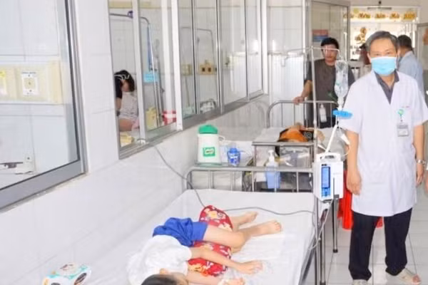  Học sinh nghi ngộ độc thực phẩm nhập viện tại Đồng Tháp (Ảnh: Báo ĐT).