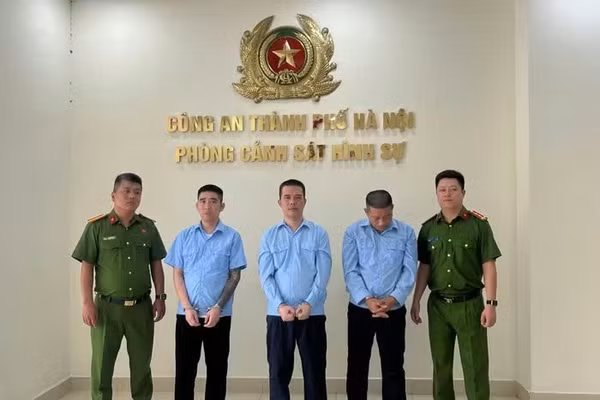 Nhóm bị can cưỡng đoạt tài sản. (Ảnh: Đức Tâm).