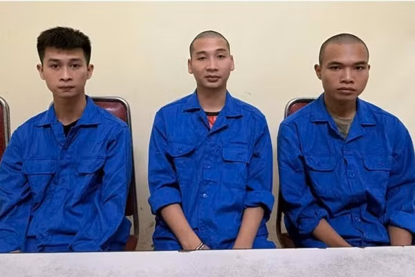 3 đối tượng trộm cắp xe máy tại cơ quan công an. (Ảnh: CAHN).