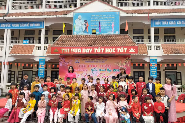 Học sinh rộn ràng, háo hức tại chương trình Hội Chợ Xuân 2026.