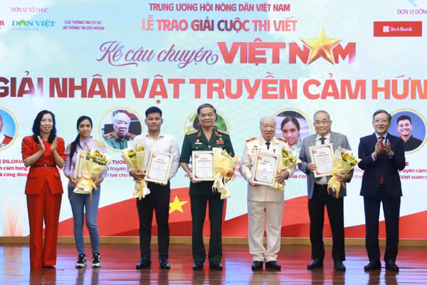 Trao giải Cuộc thi viết Kể câu chuyện Việt Nam.