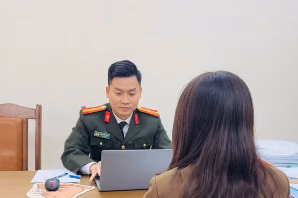 Chị N.T.H làm việc với cơ quan công an.(Ảnh: CAHN).